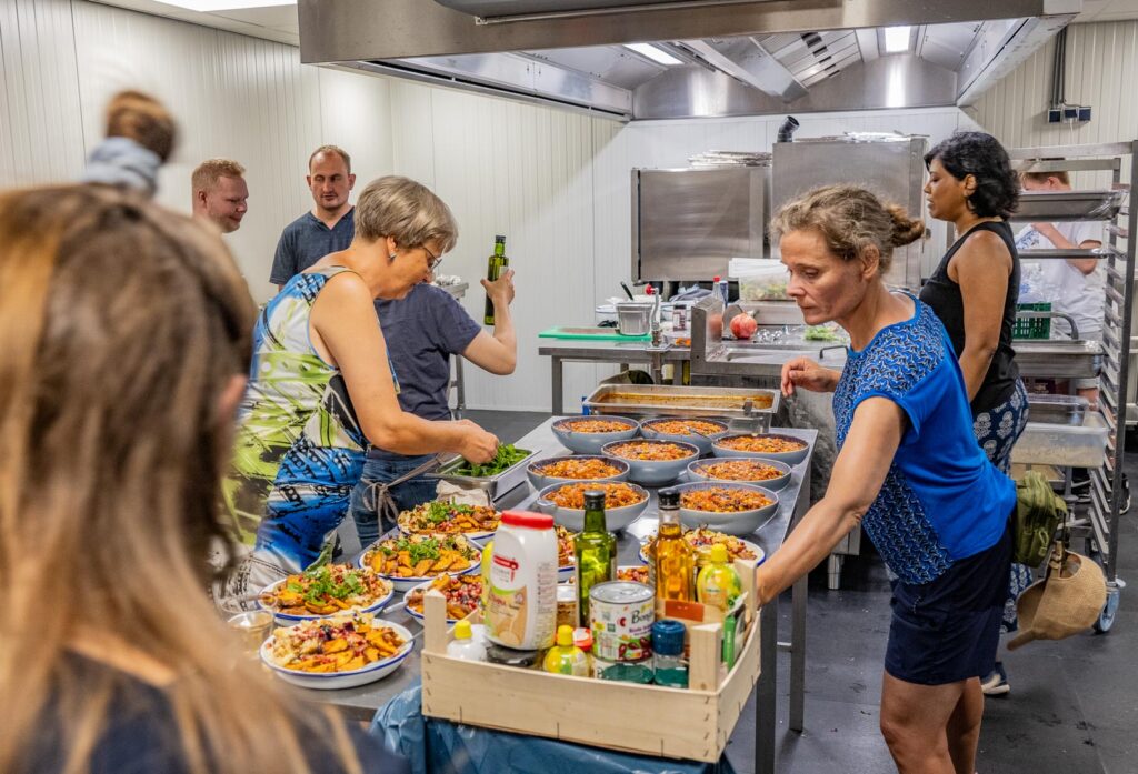 EETATELIER_Potluck diner _ samen koken en eten